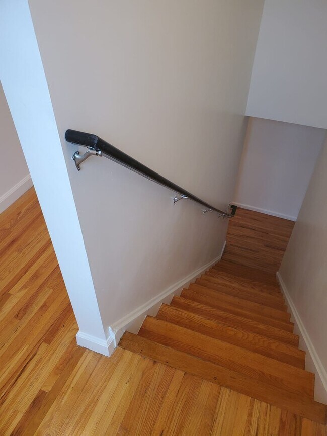 Building Photo - Cozy Home w/2 bath!