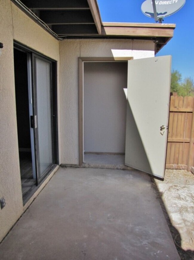 Building Photo - 1124 Plaza Oro Loma