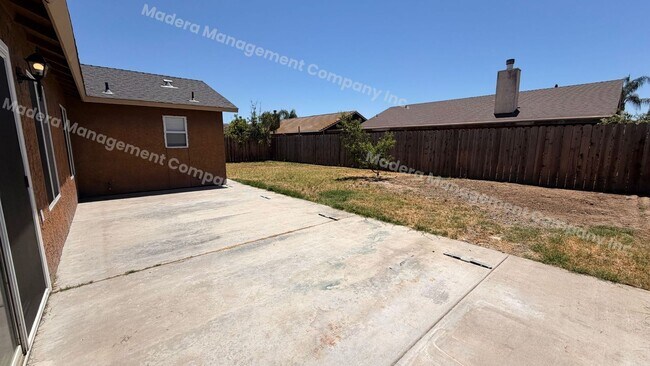 Building Photo - 4 Bed/ 2 Bath Available Now!