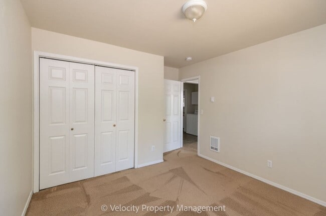 Building Photo - Bright and spacious 2 bedroom home!