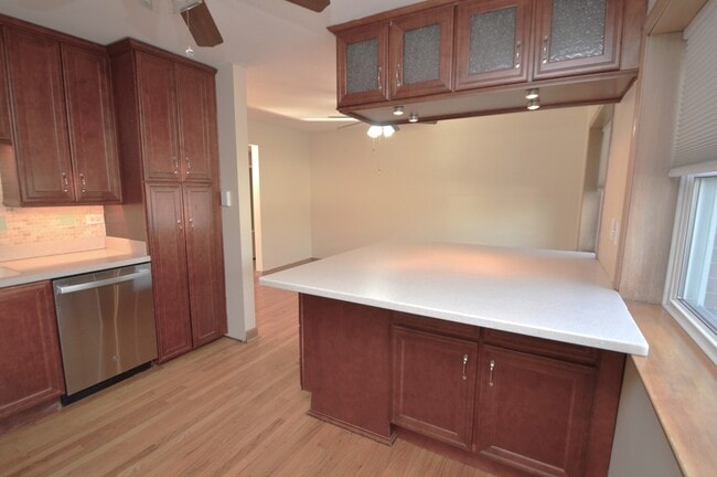 Building Photo - 1461 Balmoral Ave