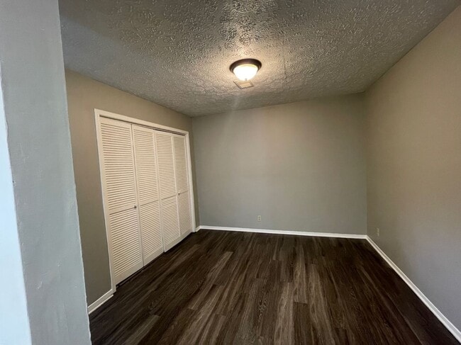 Building Photo - Cute 3 bed duplex in great Hermitage locat...