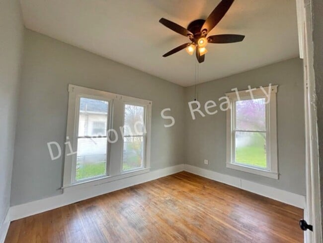 Building Photo - 3 Bedroom Bungalow available Early June!