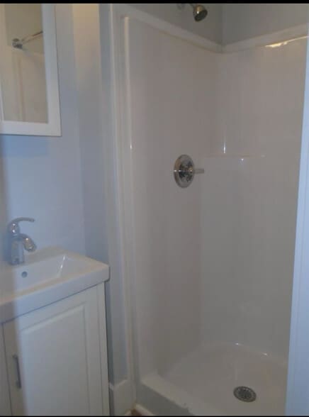 Bathroom - 623 W Washington Blvd