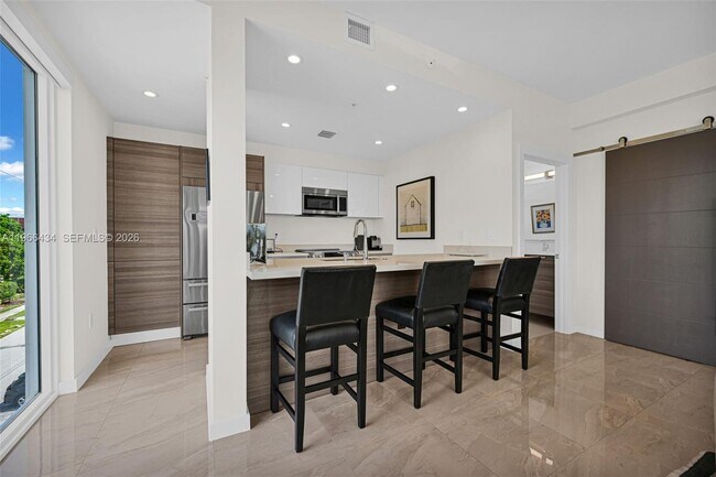 Building Photo - 1900 SE 2nd St