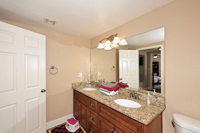 Building Photo - Fully Furnished Remodeled 4 Bedroom / 4 Bathroom Home with spacious back yard & pool in Central P...