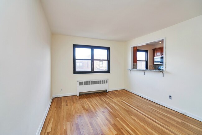 Building Photo - 2335 Hudson Terrace