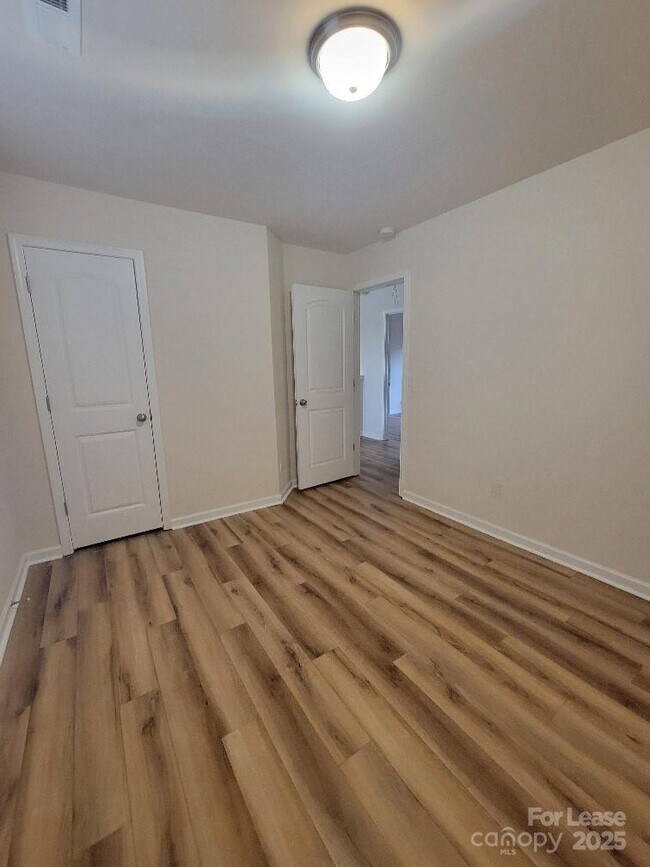 Building Photo - 5823 Hewitt Dr