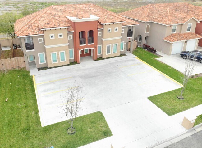 Building Photo - 1204 E Pineridge Ave