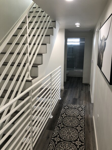 3rd floor hallway - 2625 Somerset Dr