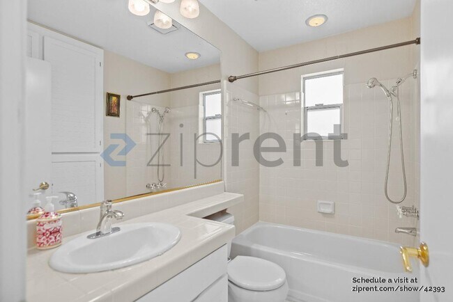 Building Photo - 914 Vista Pointe Dr