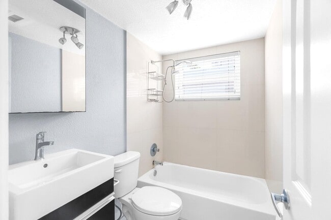 Building Photo - 416 NE 15th Ave