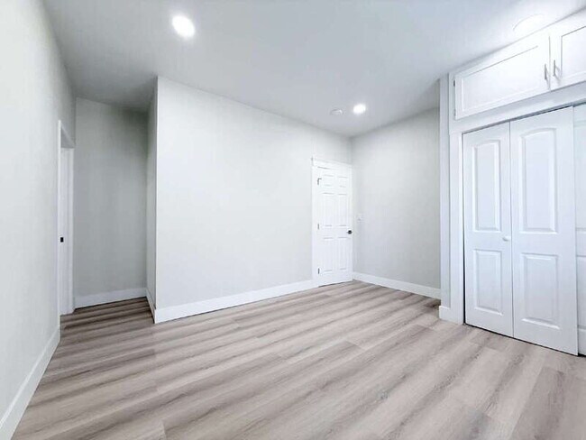 Building Photo - 1313 W 84th Pl