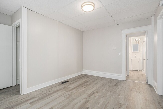 Building Photo - Charming 1-Bed/1-Bath Apartment – Newly Renovated