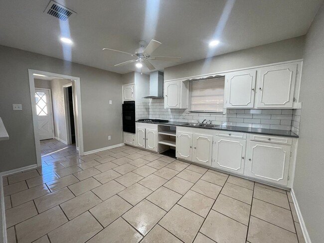 Building Photo - Won’t last long! Make the call today!