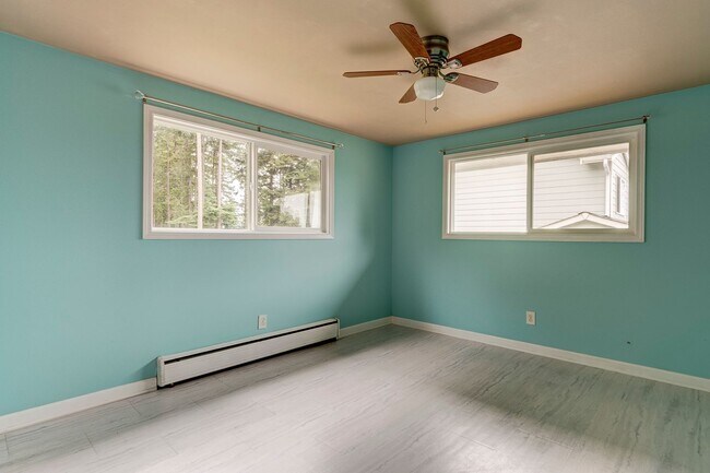 Building Photo - Spacious 4 Bed 2 Bath Home