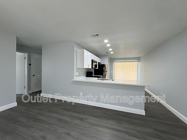 Building Photo - 442 S Hill Ave