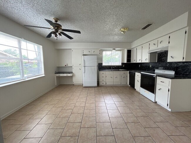 Building Photo - 2408 Carnation Dr
