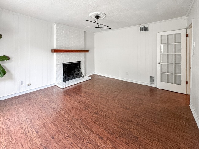 Building Photo - COME MEET YOUR NEW HOME IN KINGS GRANT!