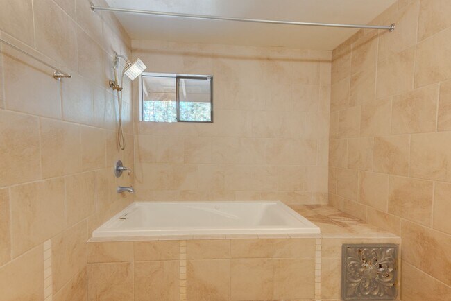 Building Photo - 1638 Fern Pl