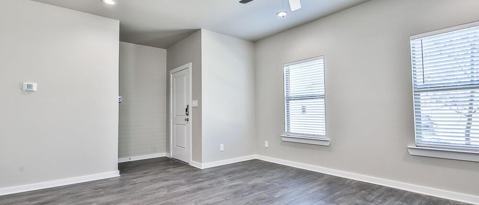 Building Photo - 208 Lake Ct