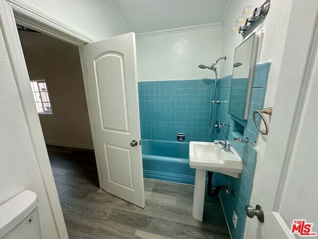 Building Photo - 1762 1/2 N Las Palmas Avenue Unit