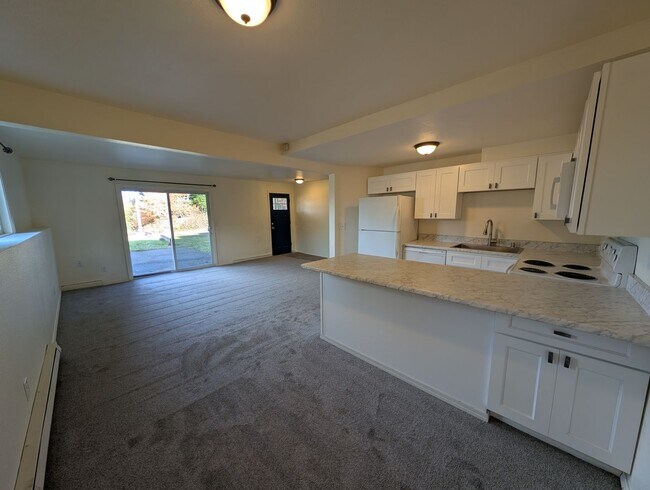 Building Photo - Ianev