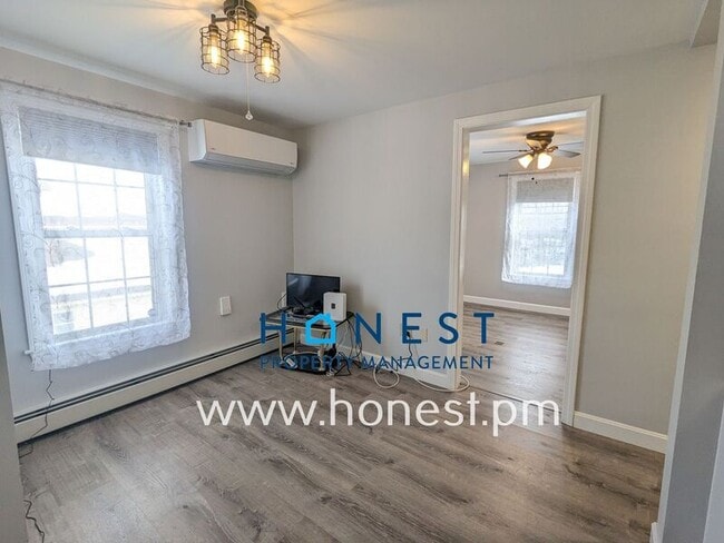 Building Photo - 162 College Ave