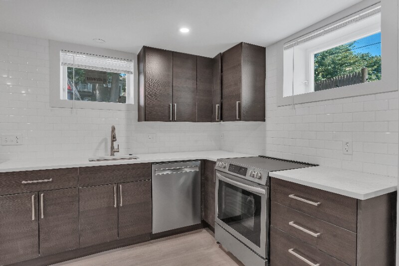 Primary Photo - 182 Waterman St