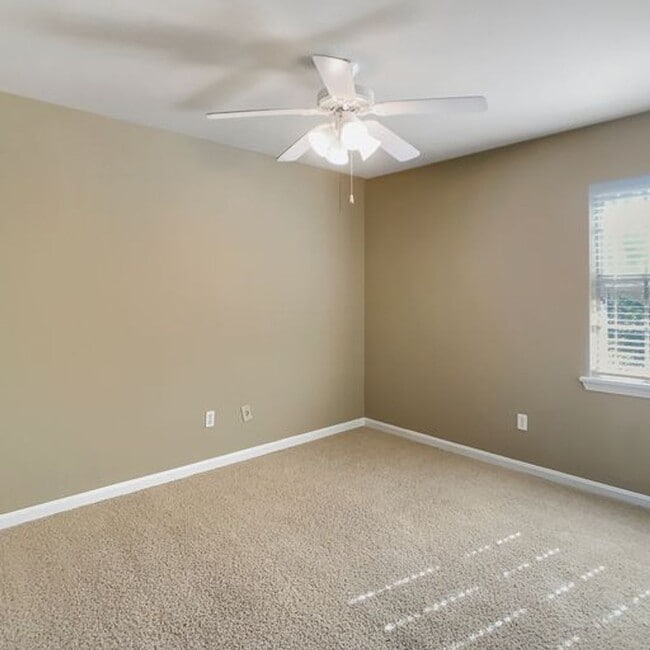 Building Photo - Cozy 3 Bed 2 Bath Available Fall 2025!