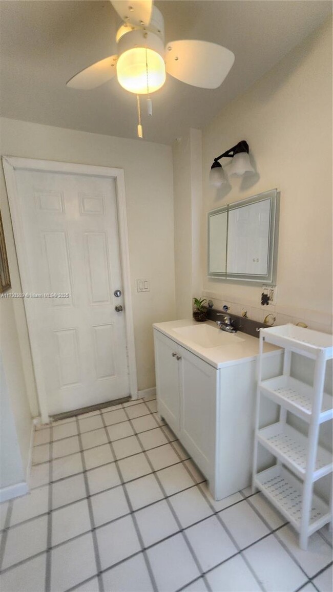 Building Photo - 9740 Colonial Dr