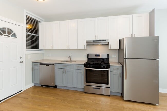 Interior Photo - 5208-14 N. Damen / 2000-10 W. Foster
