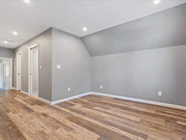 Building Photo - 910 Villa Chanticleer Rd