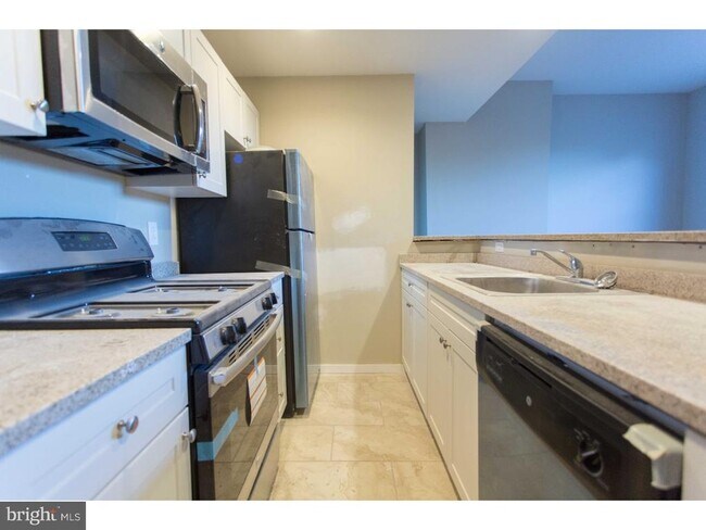 Building Photo - 413 S 11th St