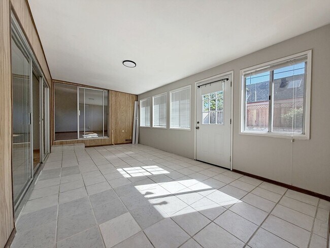Building Photo - Nice single family home with gorgeous kitchen