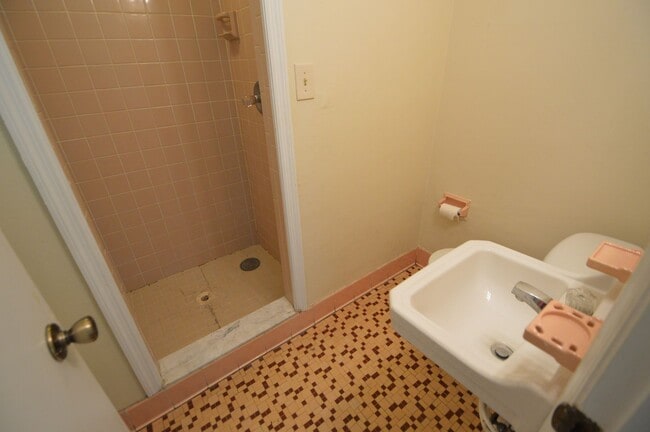 Building Photo - 519 Vern Dr