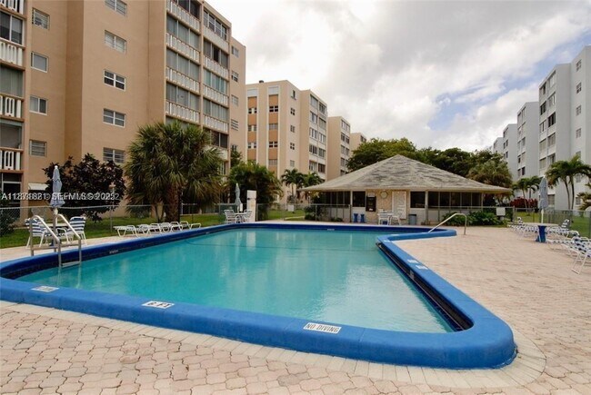 Building Photo - 300 NE 12th Ave