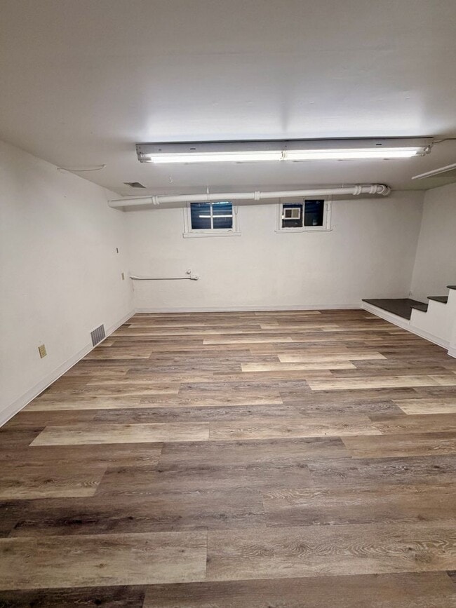 Building Photo - Vintage Home in an unbelievable location