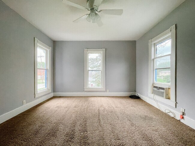 Building Photo - Near Local Shops and Restaurants