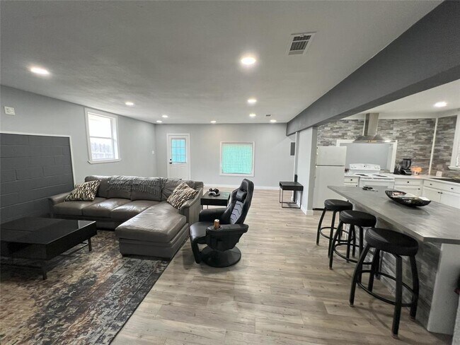 Building Photo - 128 Skyview Terrace