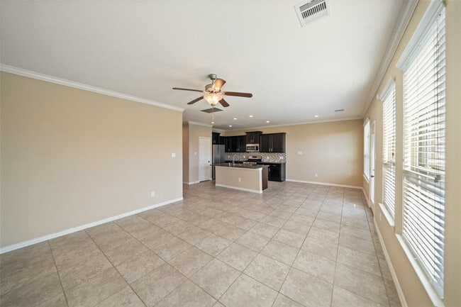 Building Photo - 667 Oak Cir Dr E