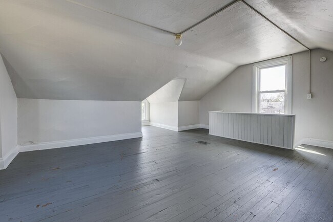 Building Photo - Available MAY 2026 - Beautiful, LARGE 4+ bedroom/2 bath GEM in South Side Slopes!