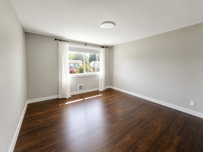 Building Photo - 1566 NE Echo Dr