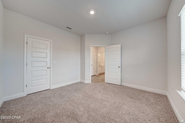 Building Photo - 204 Martingale Lp