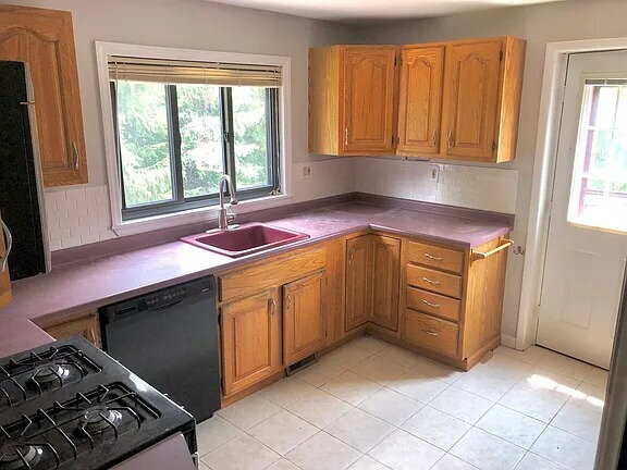 Building Photo - This 3 Bedroom W/ 2 Full Bathroom Home located within walking distance of one of the best high sc...