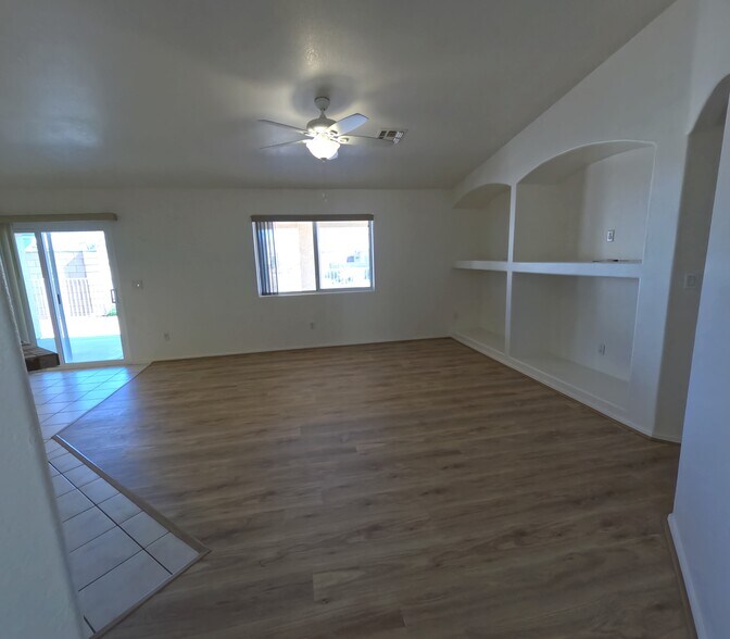 Building Photo - 2112 E Desert Lakes Dr