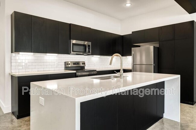 Building Photo - 214 Lynn Dr