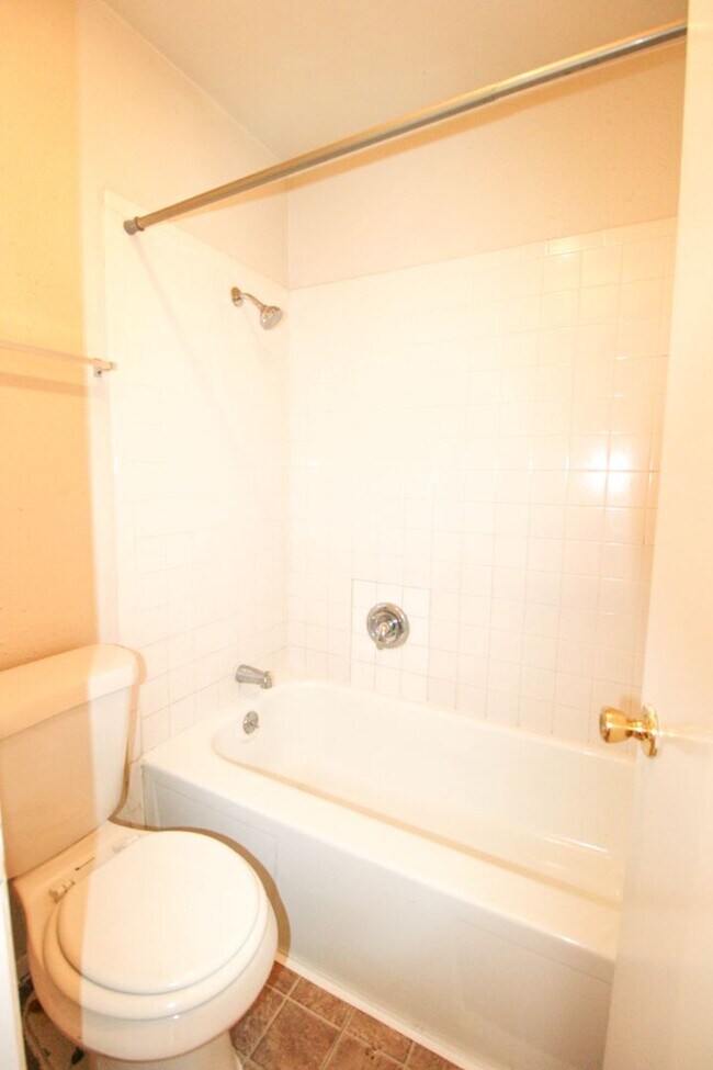 Building Photo - ************Move In Special- 2 WEEKS FREE!!!!************