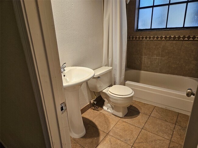 Building Photo - 2425 Holly Hall St