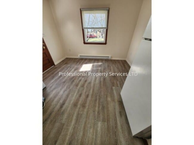 Building Photo - Country Living Near Commuter Routes